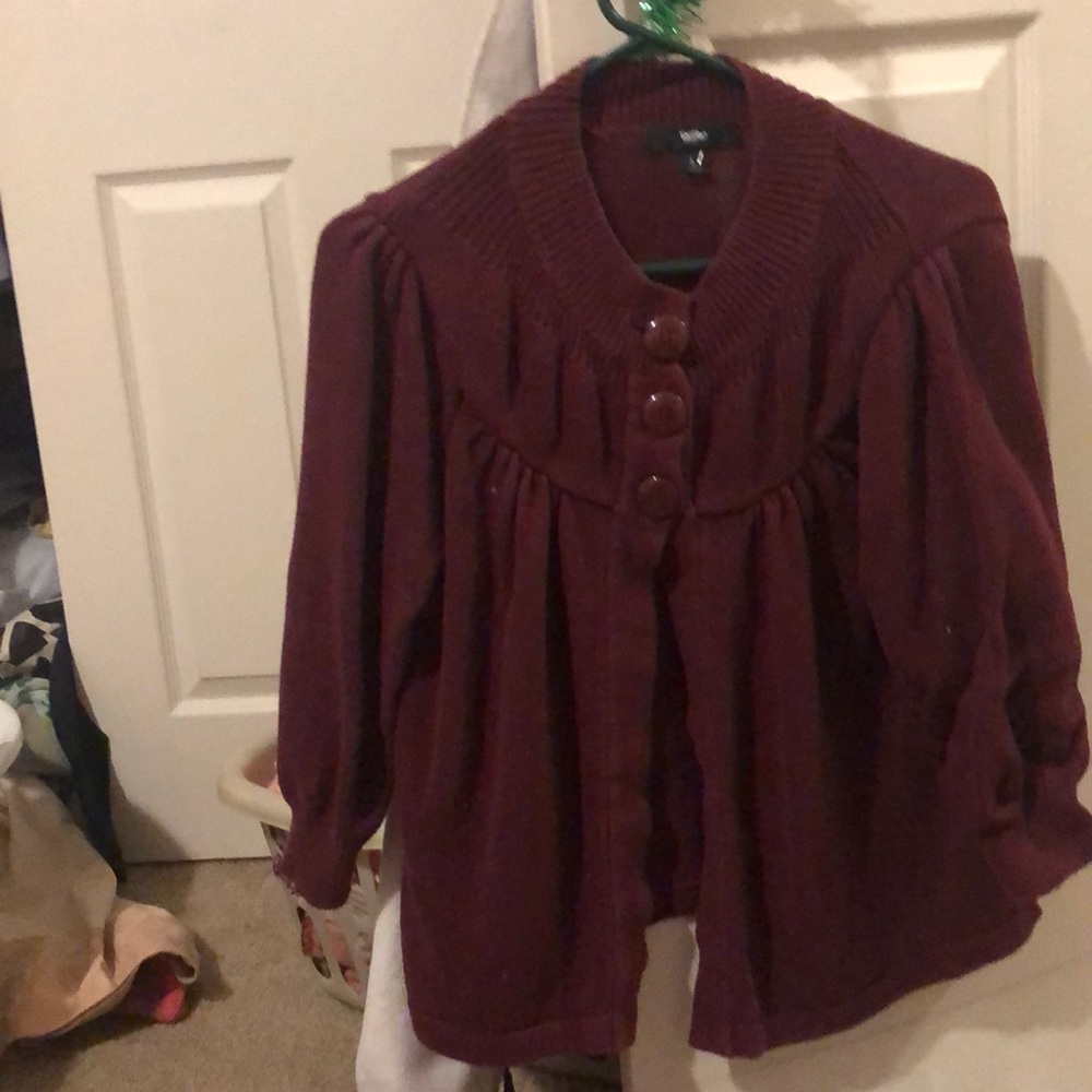 Flared out 3/4 length sleeve open sweater. Maroon